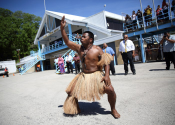 Абориген встречает самолёт в аэропорту в Науру – фотографии Науру
