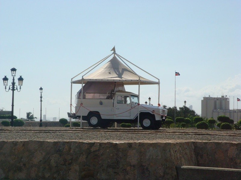 Папа- мобиль, на нем ездил Иоанн Павел II – фотографии Доминиканы