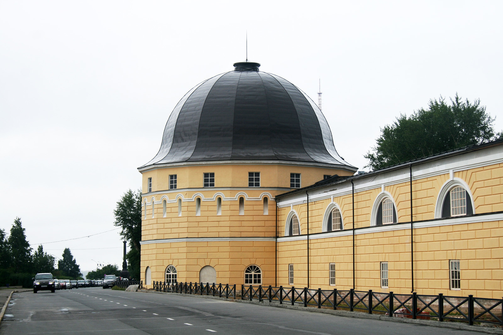 Гостиный двор на набережной Северной Двины – фотографии России