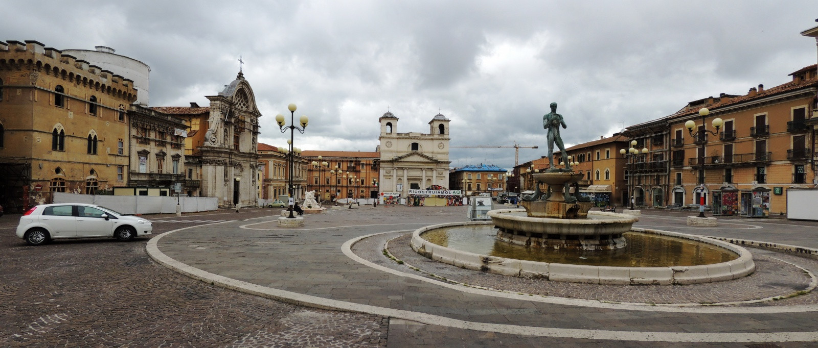 Центральной площадь в Л’Аквиле – фотографии Италии