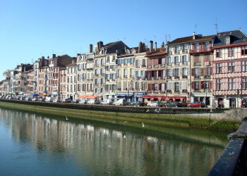 Набережная в Байонне, Франция. Фото 6 – фотографии Франции