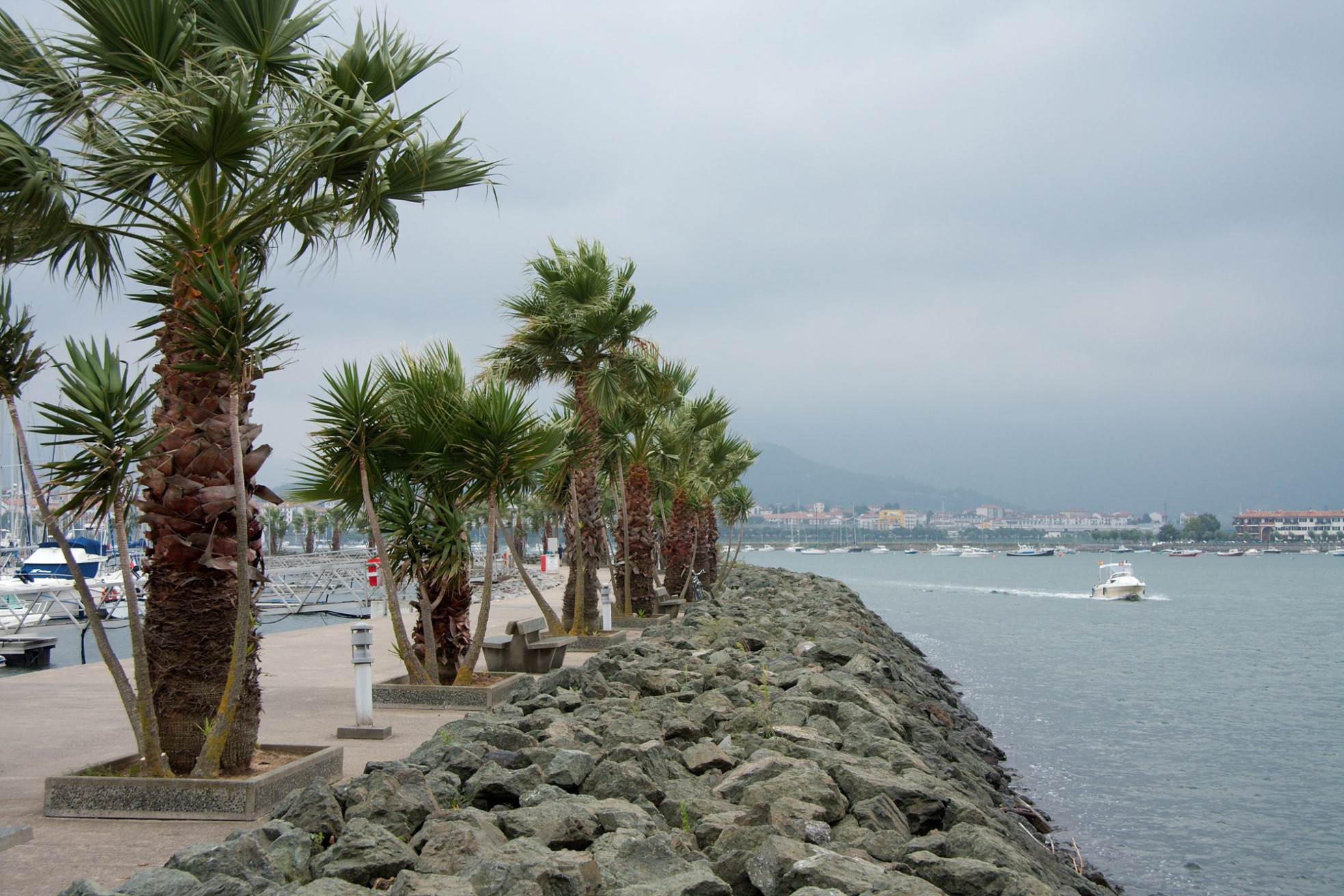 Набережная в Андае, Франция – фотографии Франции