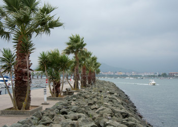 Набережная в Андае, Франция – фотографии Франции