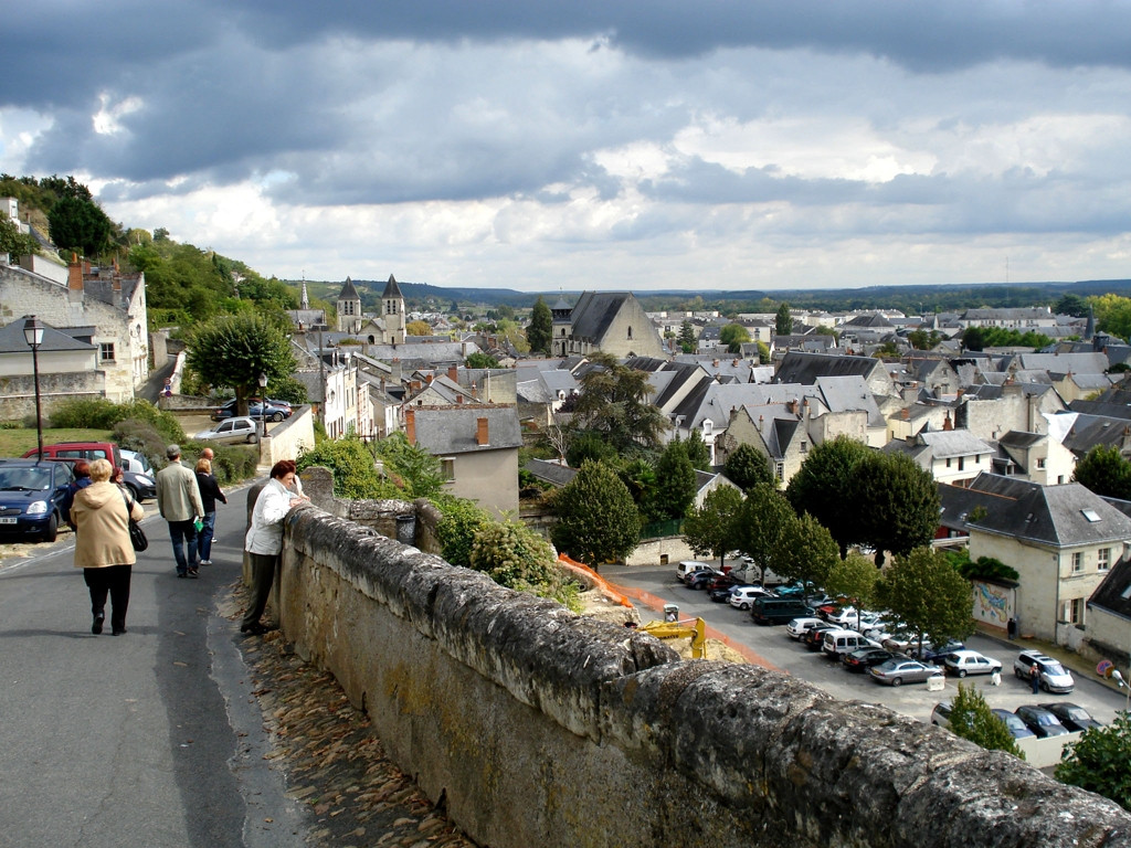 Туристы в Шиноне, Франция – фотографии Франции