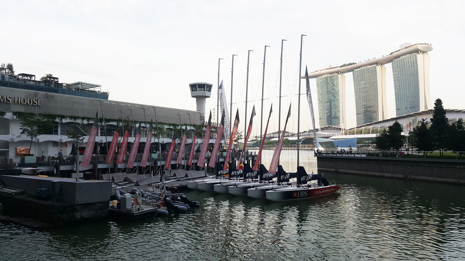 Вид из Downtown на Marina Sands Bay – фотографии Сингапура