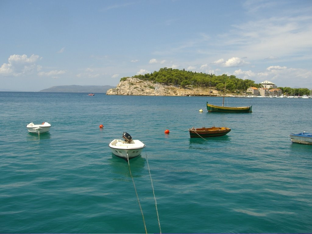 Лодки в море Макарска, Хорватия – фотографии Хорватии