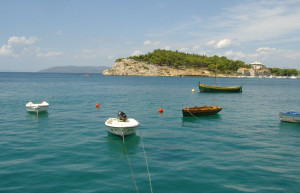 Лодки в море Макарска, Хорватия – фотографии Хорватии