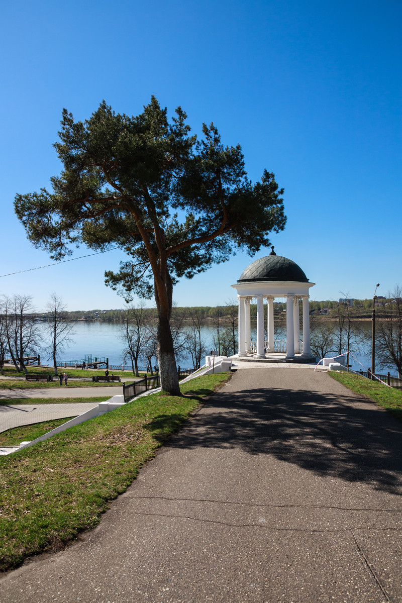 Беседка Островского у набережной в Костроме. Фото 1 – фотографии России