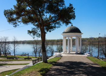 Беседка Островского у набережной в Костроме. Фото 1 – фотографии России
