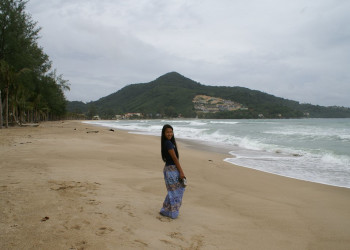 Девушка на пляже в Камала-Бич, Тайланд – фотографии Таиланда