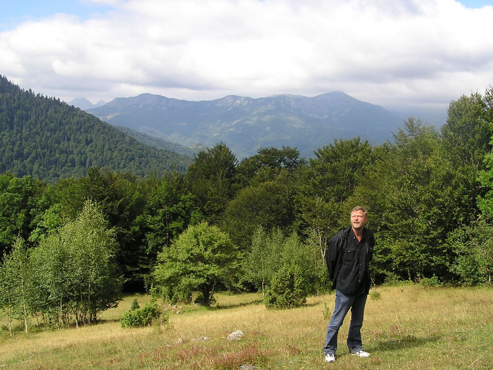 Мужчина в Национальном парке, Черногория – фотографии Черногории