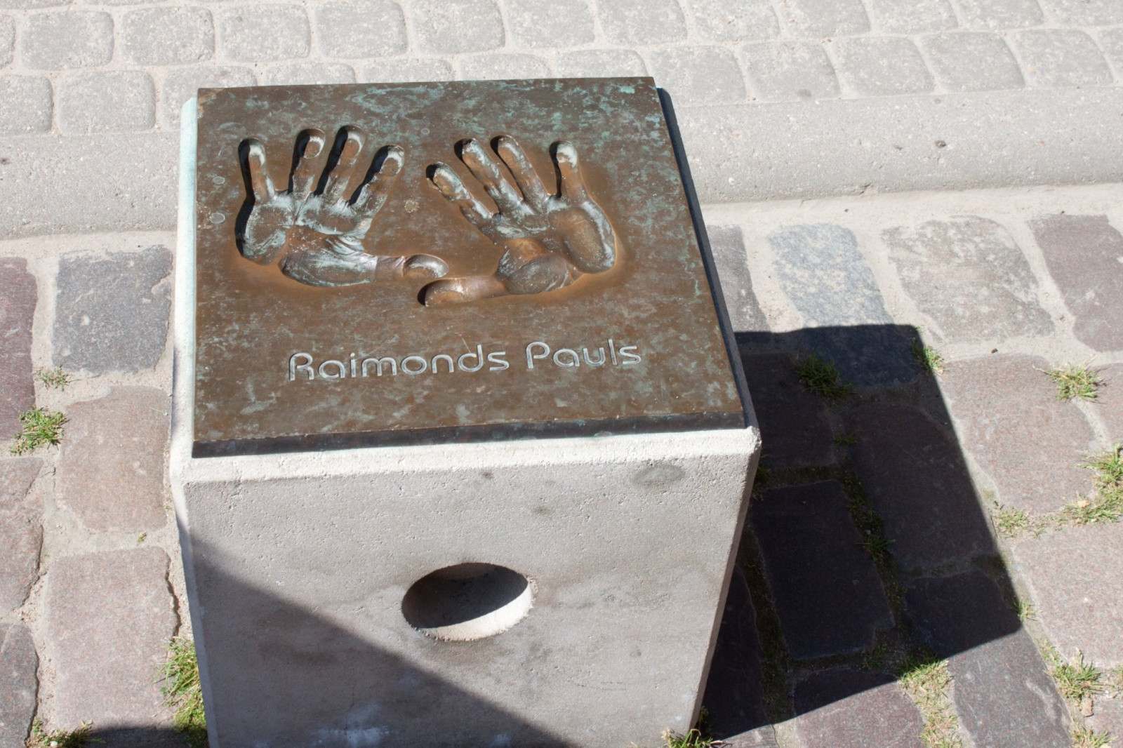 Отпечатки ладоней Раймонда Паулса – фотографии Латвии