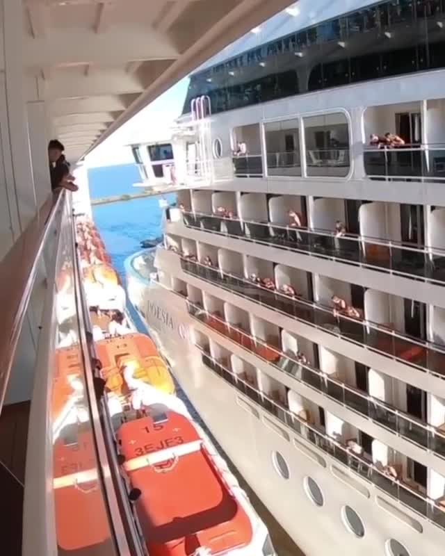 Круизный лайнер врезался в другой лайнер – видео Мексики