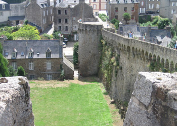 Крепость в Динане, Франция – фотографии Франции