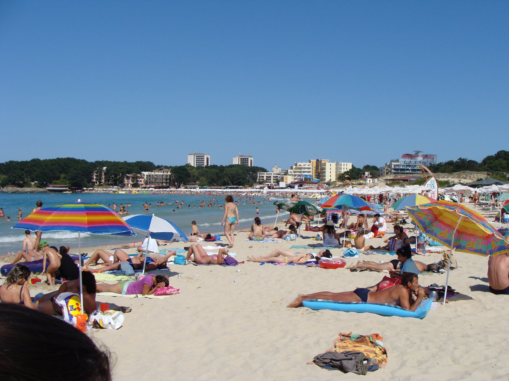 Люди на пляже в Китене, Болгария – фотографии Болгарии