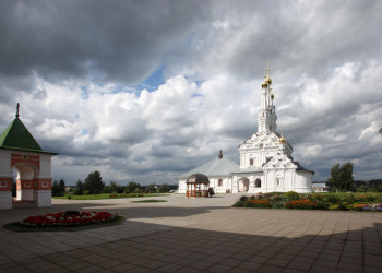 Трёхшатровая Одигитриевская церковь в городе Вязьма. Фото 1 – фотографии России