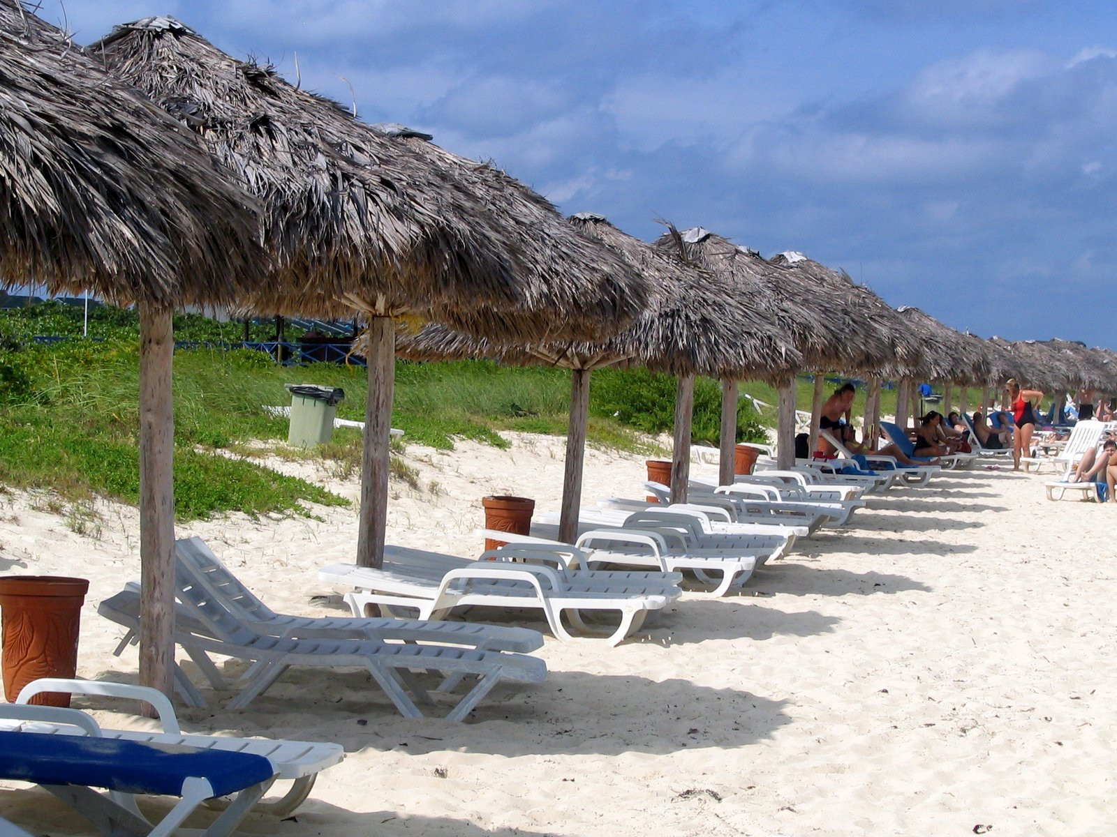 Шезлонги на пляже в Кайо-Санта-Мария, Куба. Фото 4 – фотографии Кубы