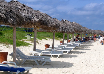 Шезлонги на пляже в Кайо-Санта-Мария, Куба. Фото 4 – фотографии Кубы