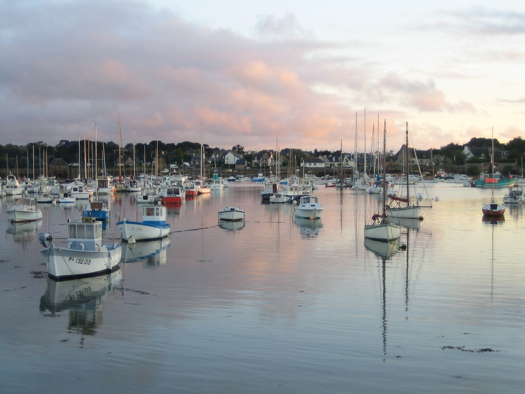 Лодки и парусники в Плуманаке, Франция – фотографии Франции