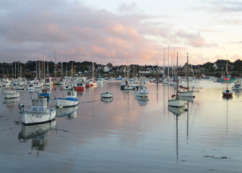 Лодки и парусники в Плуманаке, Франция – фотографии Франции