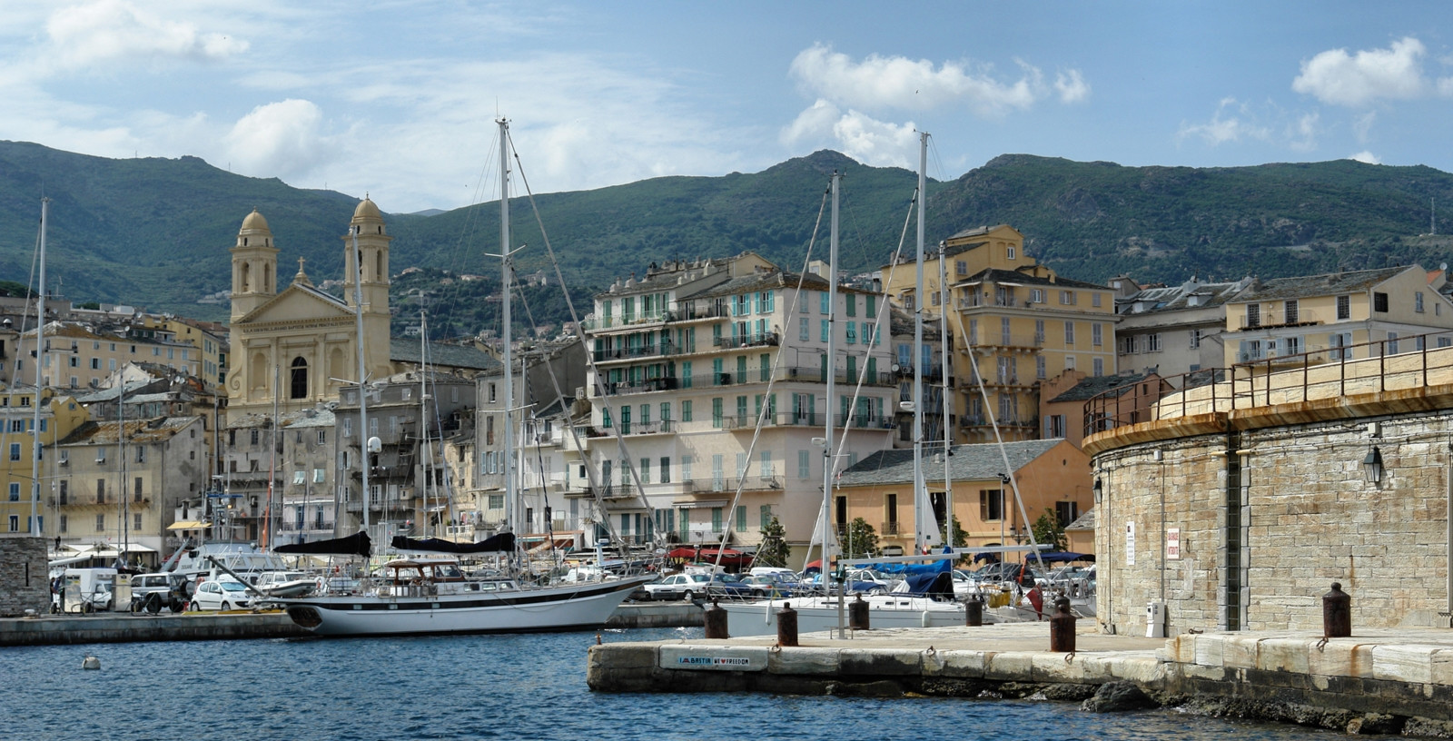 Лодки и парусники в Бастии, Франция – фотографии Франции
