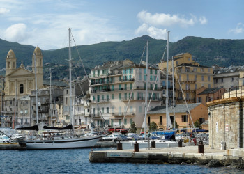 Лодки и парусники в Бастии, Франция – фотографии Франции