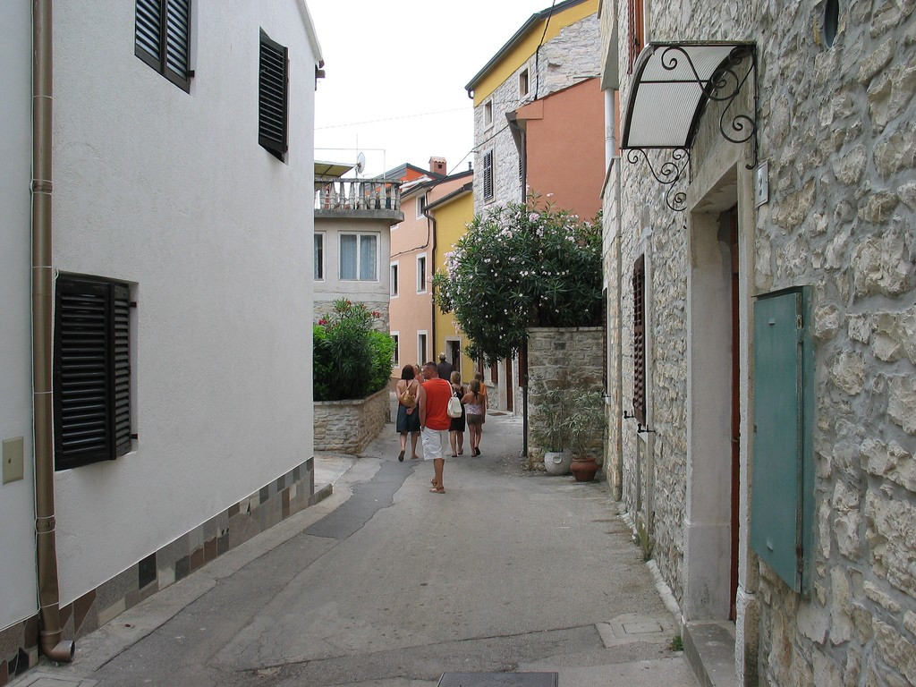 Улица в Новиграде, Хорватия. Фото 1 – фотографии Хорватии