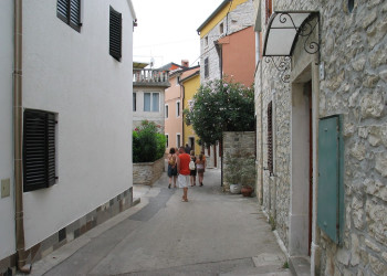 Улица в Новиграде, Хорватия. Фото 1 – фотографии Хорватии