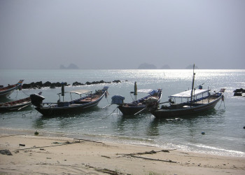 Лодки у берега в Талинг-Нгам-Бич, Тайланд – фотографии Таиланда