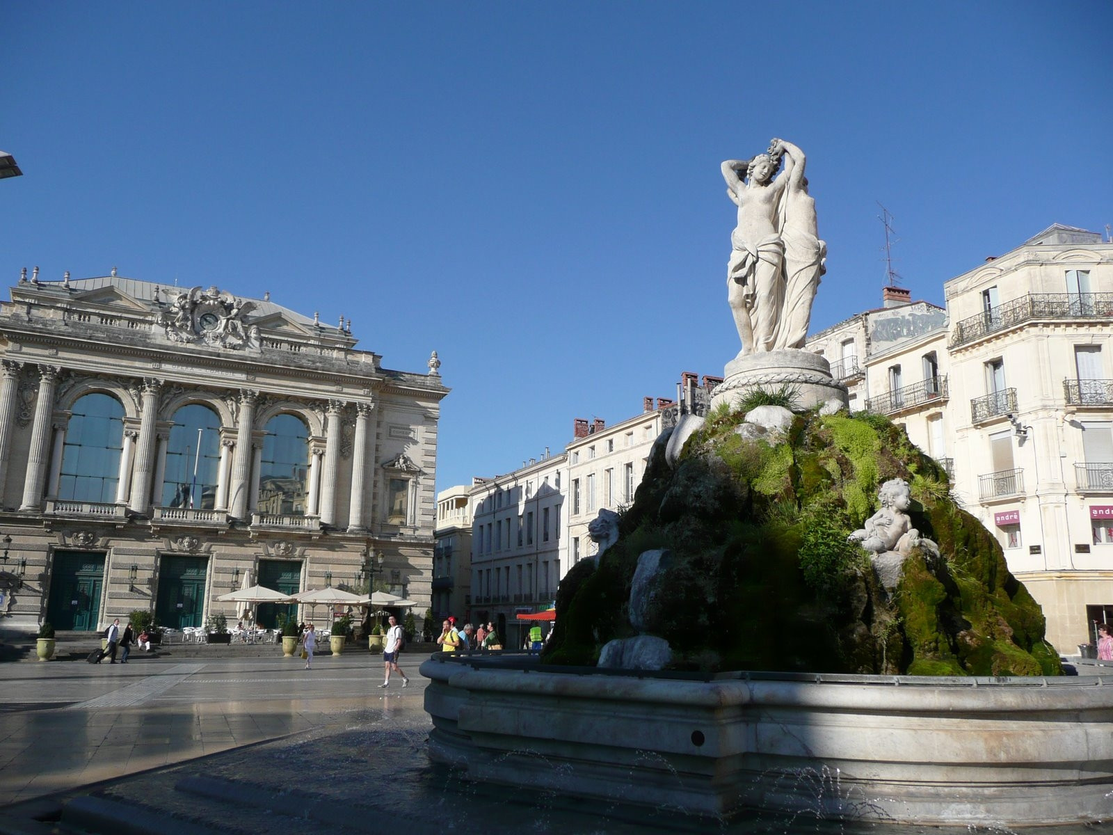 Фонтан в Монпелье, Франция – фотографии Франции