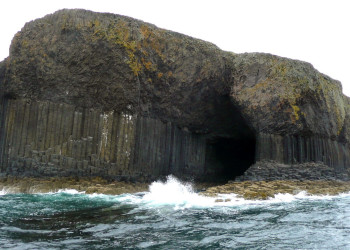 Фингалова пещера на островке Стаффа (Staffa), Шотландия – фотографии Великобритании