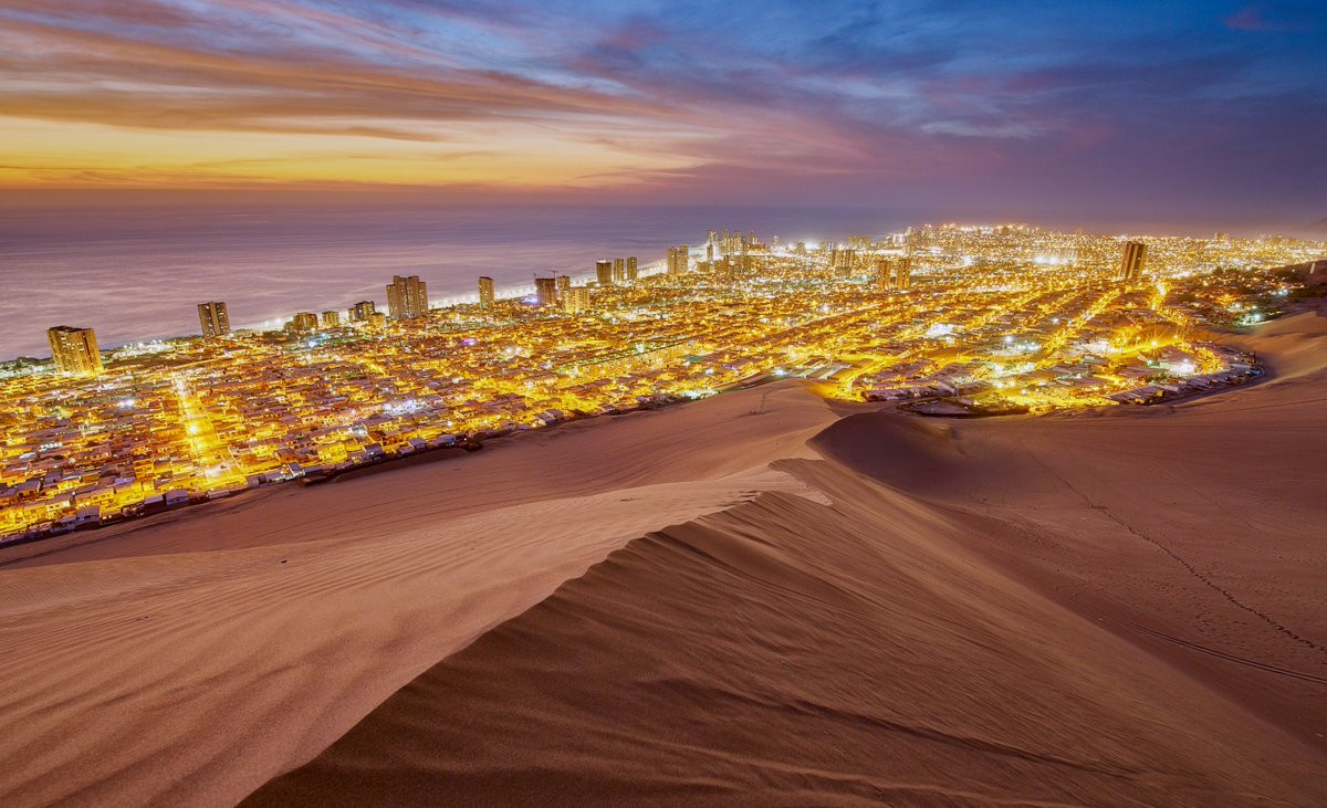 Вид на ночной Икике с холма Драгона – фотографии Чили