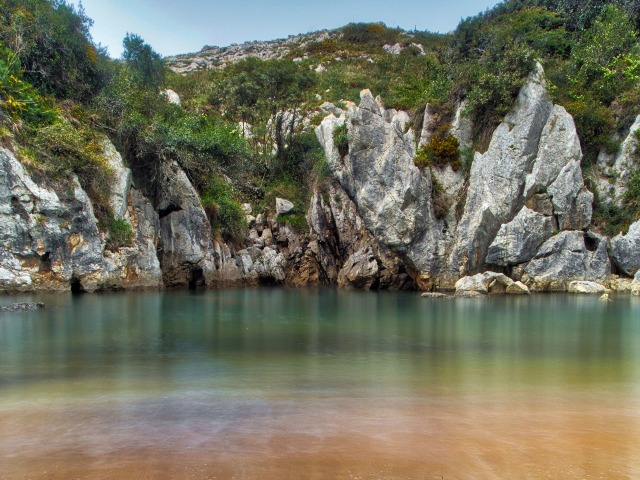 Природное чудо пляж Плайя де Гульпиюри (Playa de Gulpiyuri) в Астурии, Испания – фотографии Испании