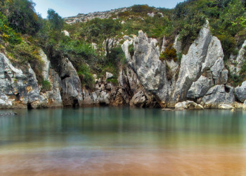 Природное чудо пляж Плайя де Гульпиюри (Playa de Gulpiyuri) в Астурии, Испания – фотографии Испании