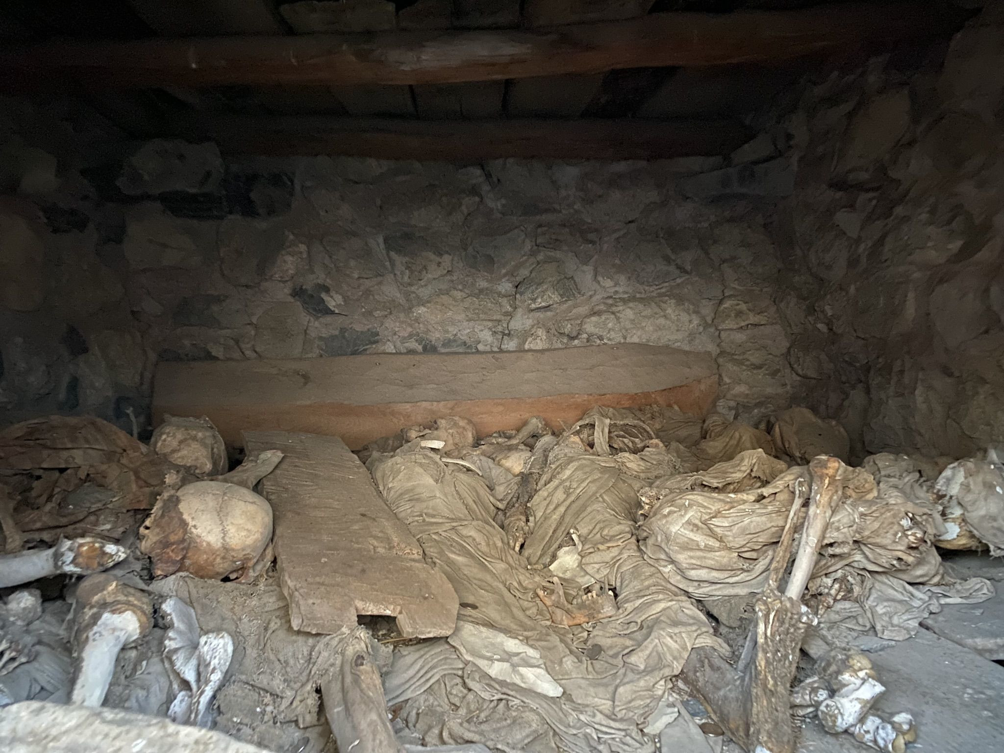 Кости и черепа людей в склепе города мёртвых Даргавс, Осетия – фотографии России