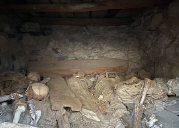 Кости и черепа людей в склепе города мёртвых Даргавс, Осетия – фотографии России