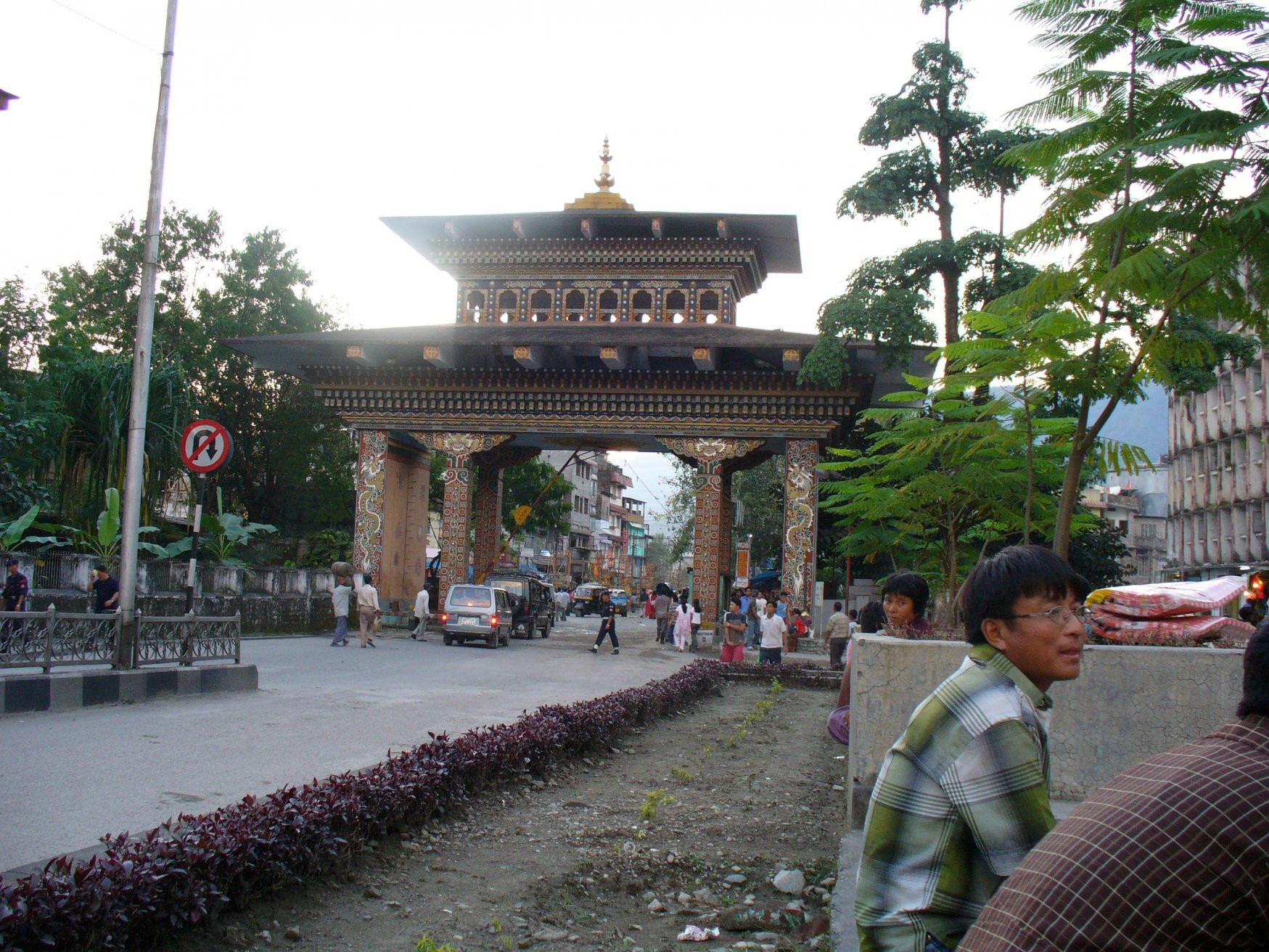 Ворота, отделяющие Бутан от Индии (граница) – фотографии Бутана