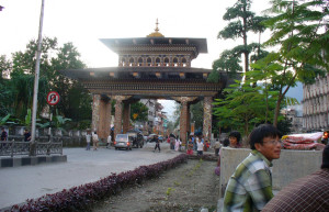 Ворота, отделяющие Бутан от Индии (граница) – фотографии Бутана