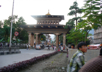 Ворота, отделяющие Бутан от Индии (граница) – фотографии Бутана