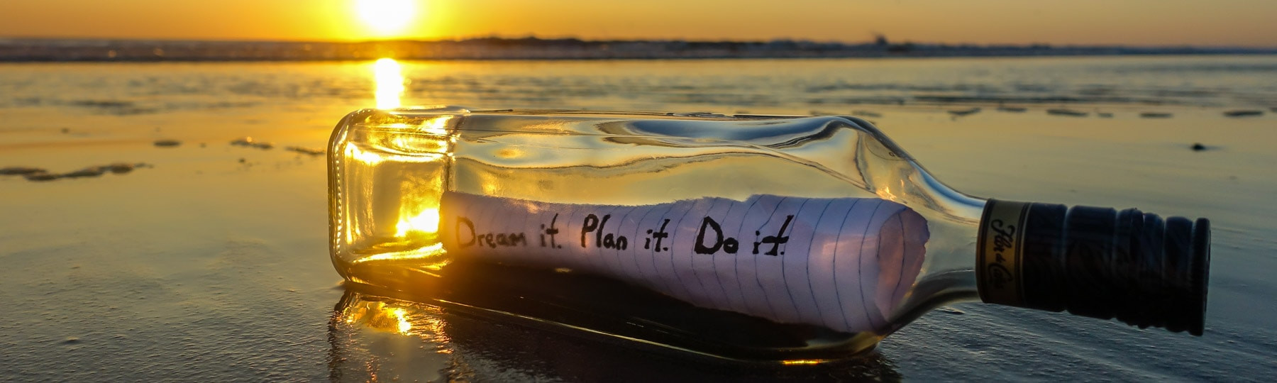 Бутылка с запиской на закате – фотографии Канады