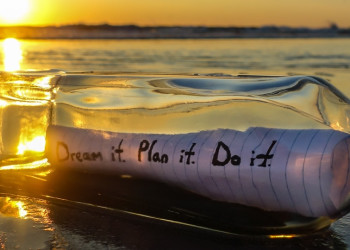 Бутылка с запиской на закате – фотографии Канады