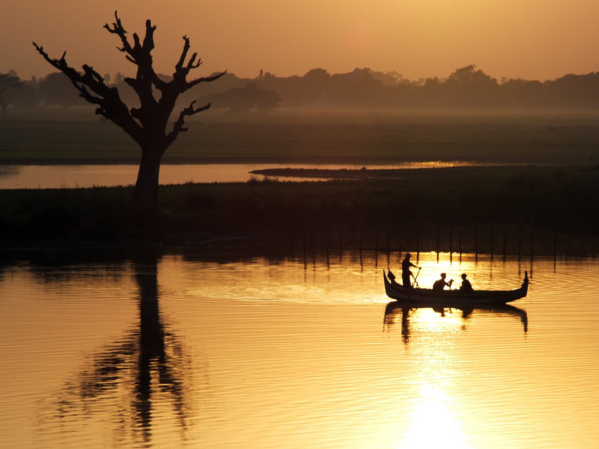 Лодка на закате – фотографии Мьянмы