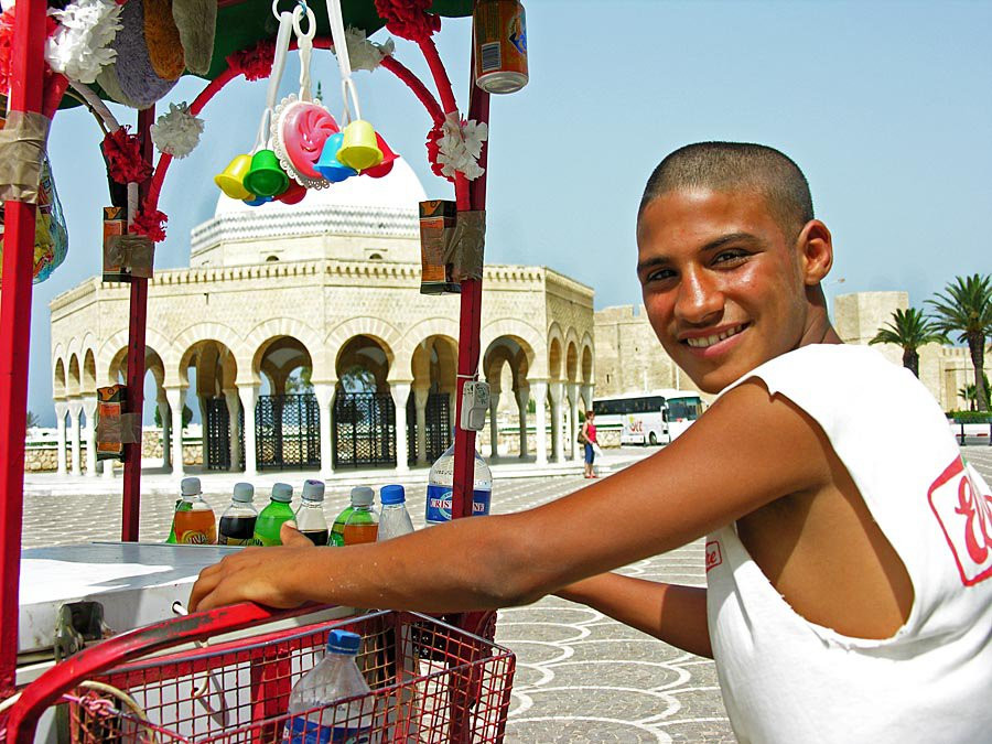 Продавец в Тунисе – фотографии Туниса