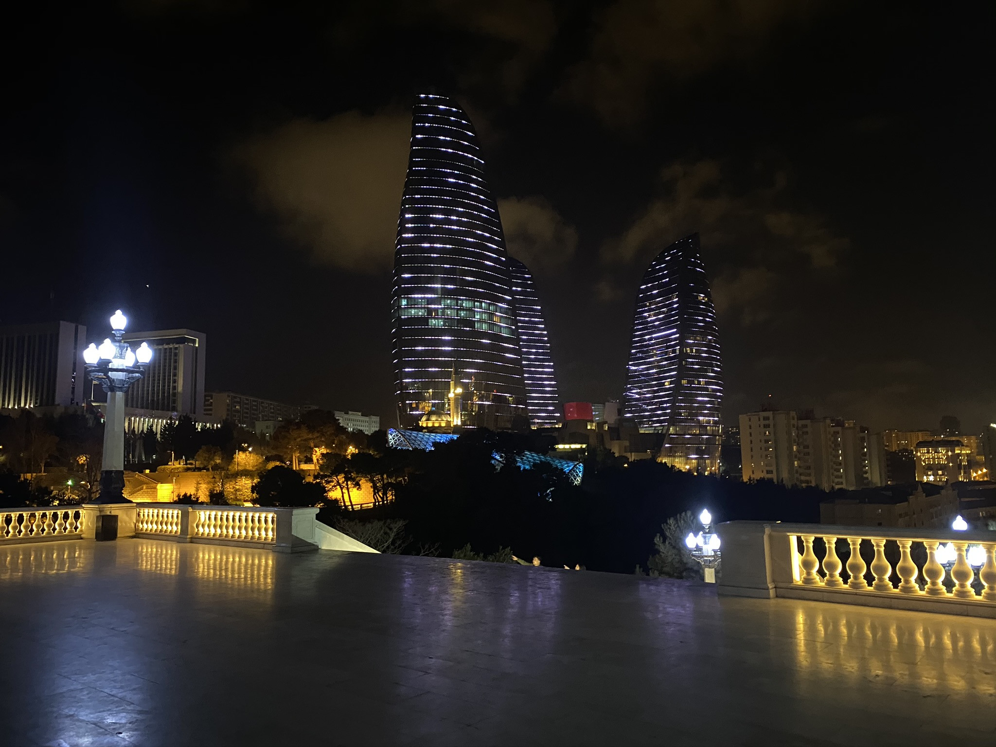 Пламенные башни поздно вечером, Баку – фотографии Азербайджана