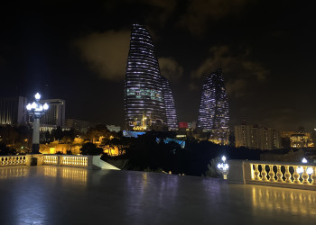 Пламенные башни поздно вечером, Баку – фотографии Азербайджана