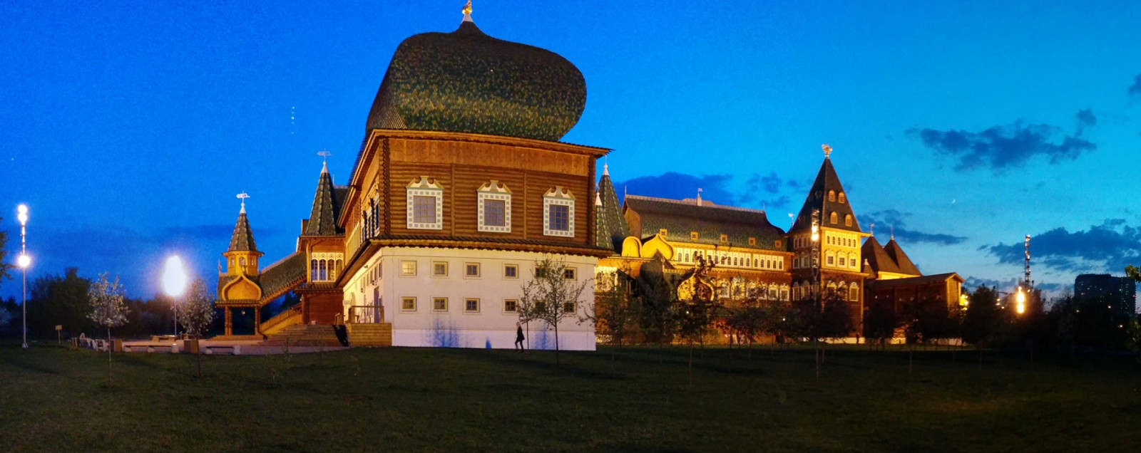 Дворец царя Алексея Михайловича, парк Коломенское вечером – фотографии России