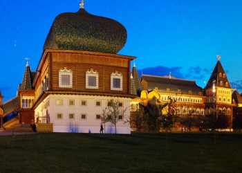 Дворец царя Алексея Михайловича, парк Коломенское вечером – фотографии России