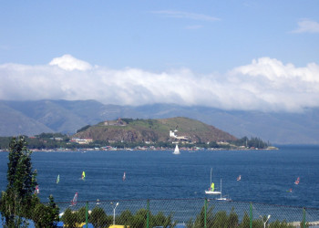 Яхты и катера на озере Севан, Армения – фотографии Армении