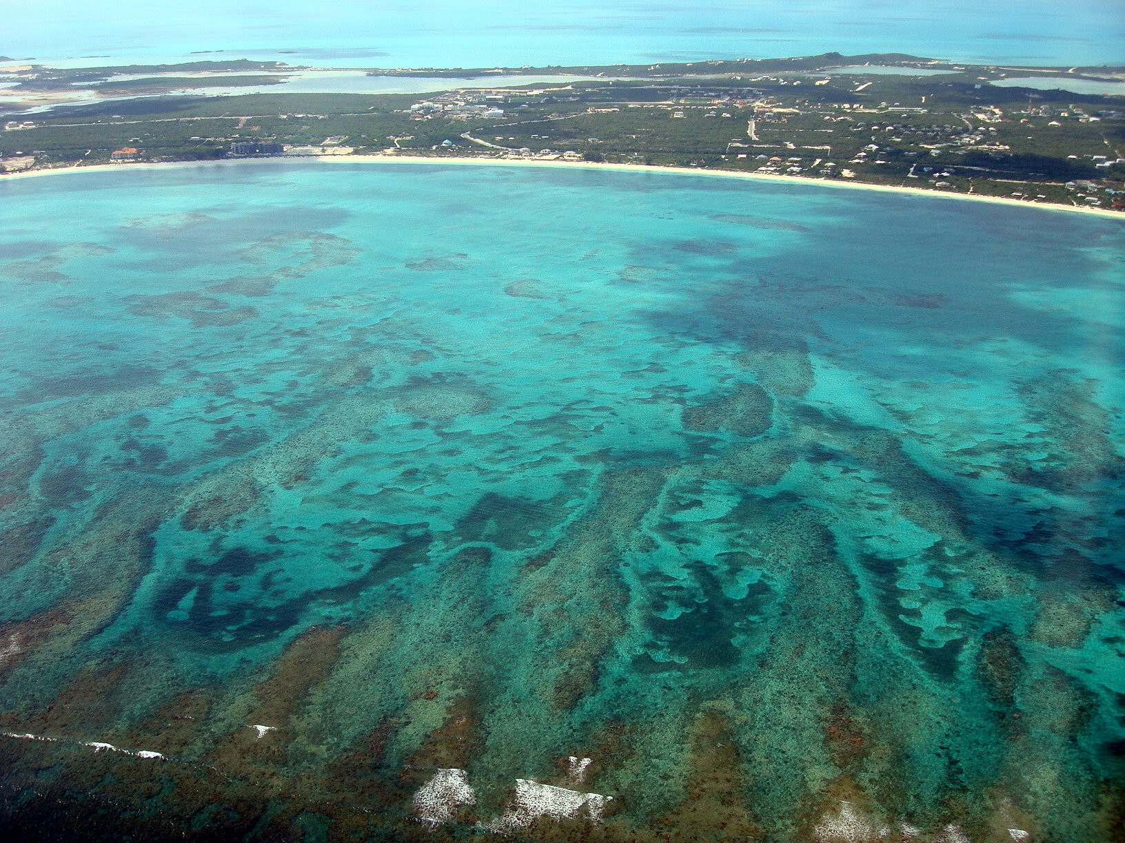Вид на побережье островов Кайкос, Тёркс и Кайкос – фотографии Тёркс и Кайкос
