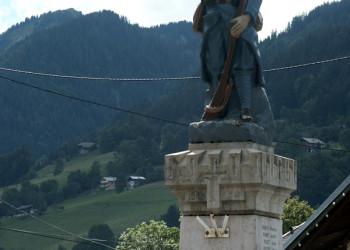 Памятник в Биоте, Франция – фотографии Франции